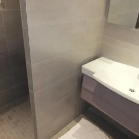 Apartment Chazelles Paris
